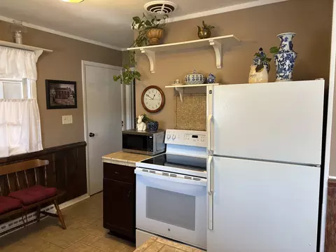 Kitchen - 400 E Knox St, Morrison, IL 61270 photo 2 of 2