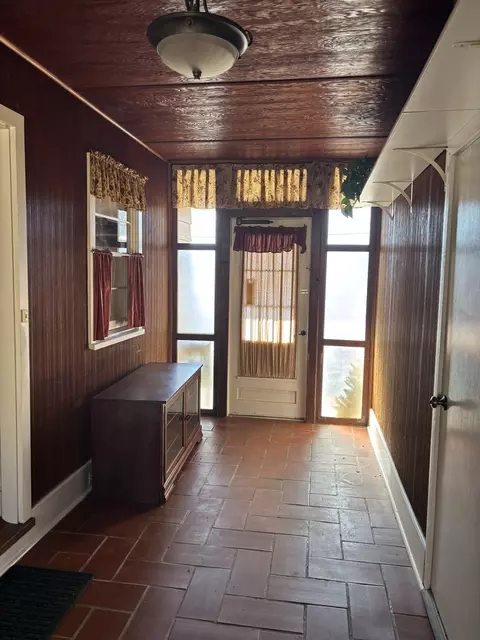Entry Way - 400 E Knox St, Morrison, IL 61270 photo 1 of 1