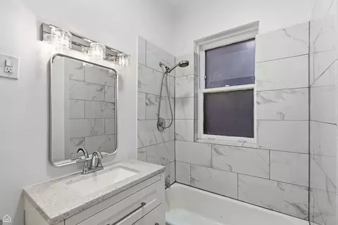 Bath - 1404 E 56th St #1, Chicago, IL 60637 photo 1 of 1