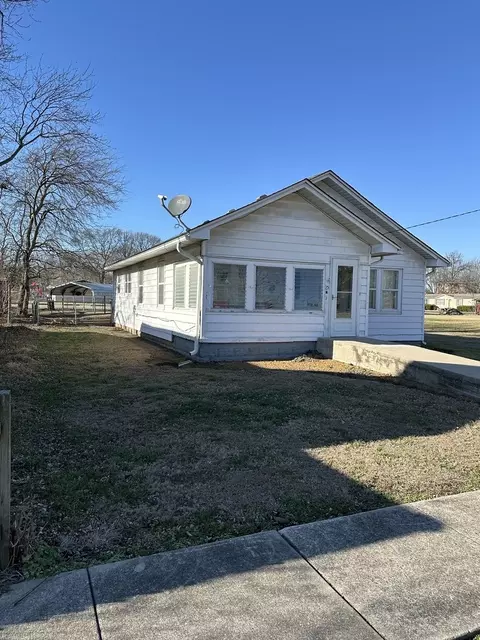 25 N Walnut St, Tamaroa, IL 62888