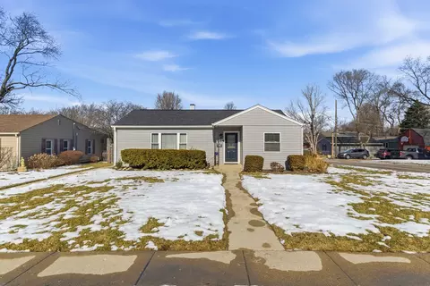 204 Woodlawn Dr, Mundelein, IL 60060