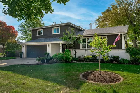 Exterior - 522 E Park Manor Ct, Elmhurst, IL 60126 photo 2 of 8