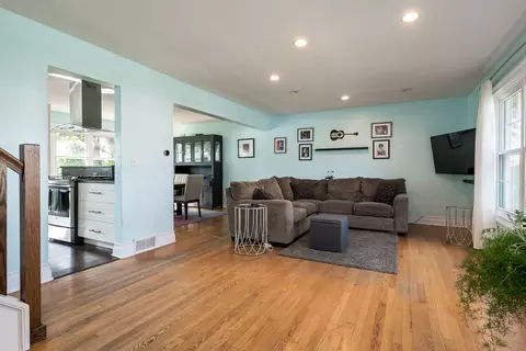 Living - 522 E Park Manor Ct, Elmhurst, IL 60126 photo 1 of 2