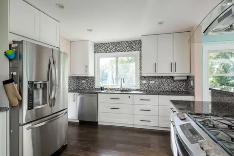 Kitchen - 522 E Park Manor Ct, Elmhurst, IL 60126 photo 2 of 3