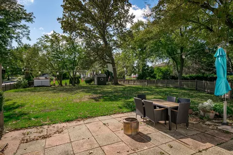 Exterior - 522 E Park Manor Ct, Elmhurst, IL 60126 photo 3 of 8