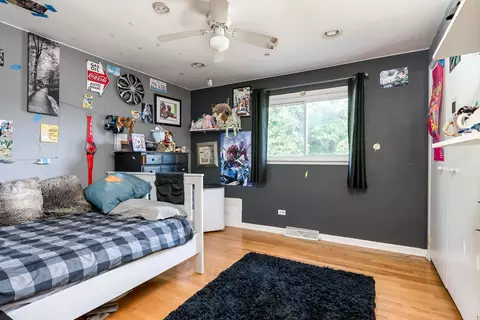 Bedroom - 522 E Park Manor Ct, Elmhurst, IL 60126 photo 1 of 3