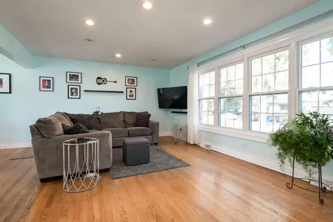 Living - 522 E Park Manor Ct, Elmhurst, IL 60126 photo 2 of 2