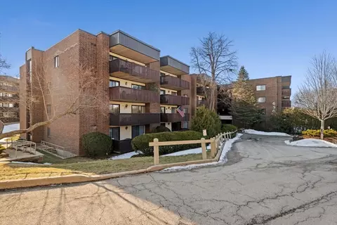 650 Whitney Ct #211, Gurnee, IL 60031