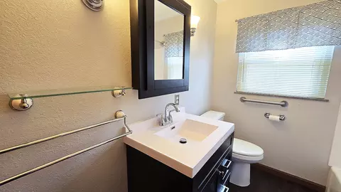 Bath - 23 Park Ln, Centralia, IL 62801 photo 2 of 3