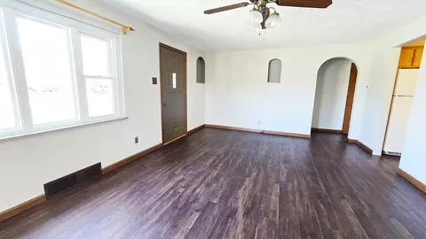 Living - 23 Park Ln, Centralia, IL 62801 photo 2 of 5