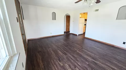 Living - 23 Park Ln, Centralia, IL 62801 photo 3 of 5