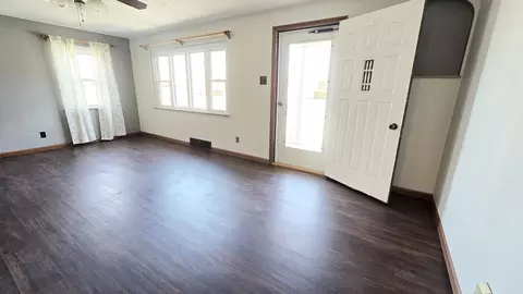 Living - 23 Park Ln, Centralia, IL 62801 photo 5 of 5