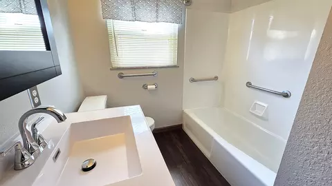Bath - 23 Park Ln, Centralia, IL 62801 photo 1 of 3