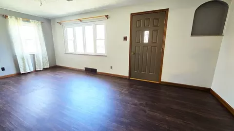 Living - 23 Park Ln, Centralia, IL 62801 photo 4 of 5