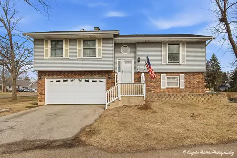 136 Edgewater Dr, Crystal Lake, IL 60014