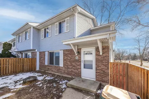 1 Scarlet Hawthorne Ct, Woodridge, IL 60517