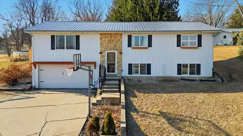 13831 Prairie Center Rd, Morrison, IL 61270