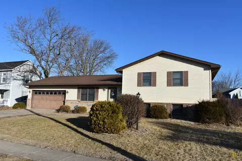 35 W 5th St, El Paso, IL 61738