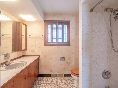 Bath - 7849 80th Pl, Bridgeview, IL 60455 photo 2 of 2