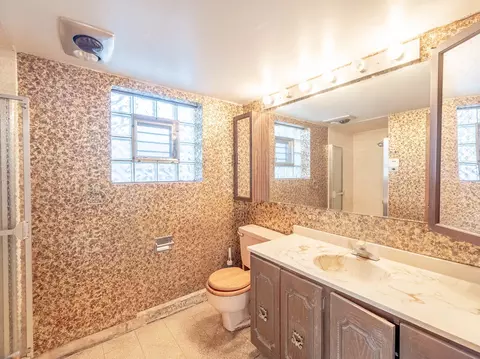 Bath - 7849 80th Pl, Bridgeview, IL 60455 photo 1 of 2