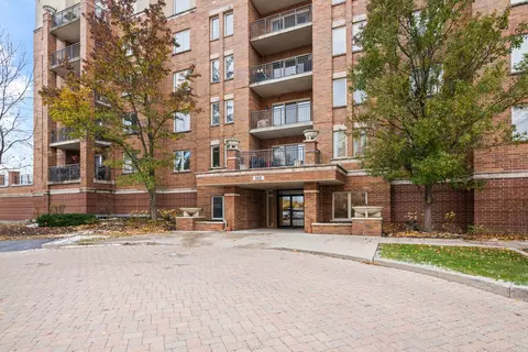 655 Perrie Dr #203, Elk Grove Village, IL 60007