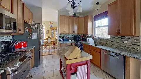 Kitchen - 32764 N Innetowne Rd, Lakemoor, IL 60051 photo 1 of 2
