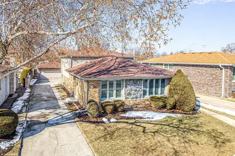 10304 Linus Ln, Oak Lawn, IL 60453