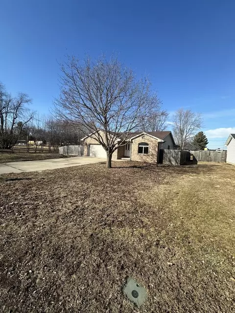 902 E Washington St, Le Roy, IL 61752 photo 2