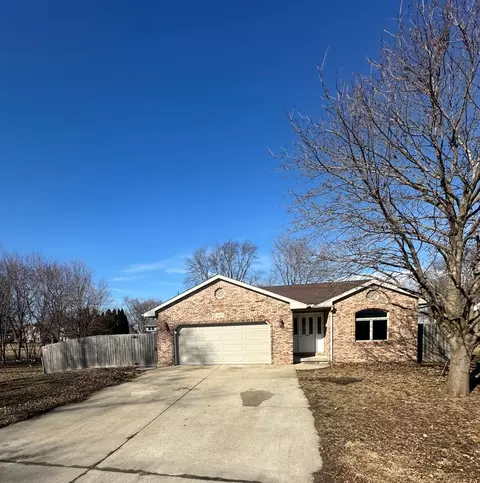 902 E Washington St, Le Roy, IL 61752