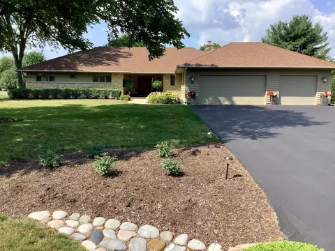 68 Oak Creek Dr, Yorkville, IL 60560