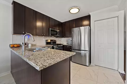 Kitchen - 292 Shadowbend Dr #292, Wheeling, IL 60090 photo 2 of 2