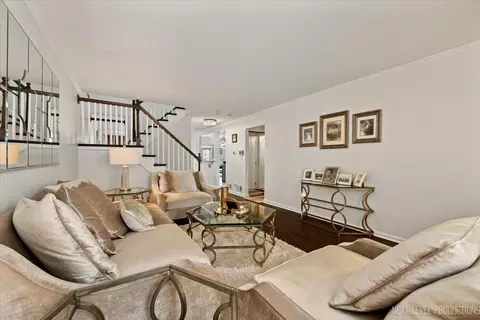 Living - 292 Shadowbend Dr #292, Wheeling, IL 60090 photo 3 of 4