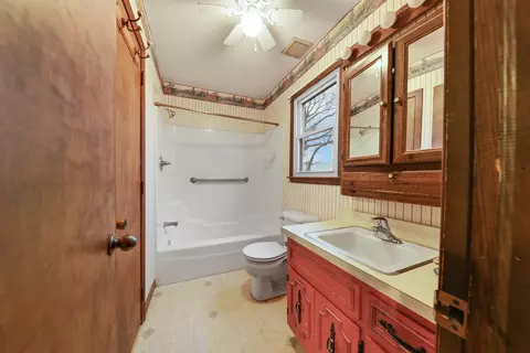 Bath - 2810 Oxbow Rd, Morris, IL 60450 photo 1 of 2