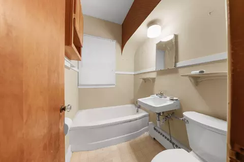 Bath - 2810 Oxbow Rd, Morris, IL 60450 photo 2 of 2