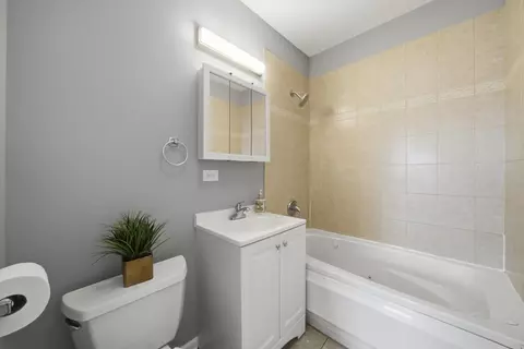 Bath - 4752 N Albany Ave #3, Chicago, IL 60625 photo 1 of 1
