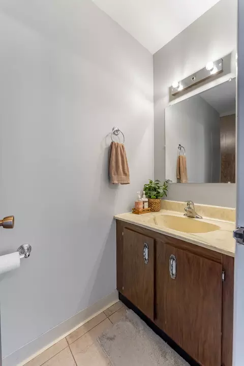 Bath - 404 Arrow Trl, Wheeling, IL 60090 photo 1 of 2