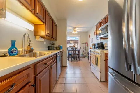 Kitchen - 404 Arrow Trl, Wheeling, IL 60090 photo 2 of 2