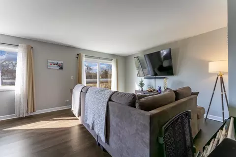 Living - 404 Arrow Trl, Wheeling, IL 60090 photo 2 of 3