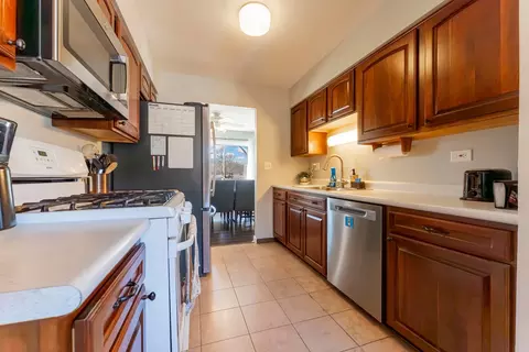 Kitchen - 404 Arrow Trl, Wheeling, IL 60090 photo 1 of 2