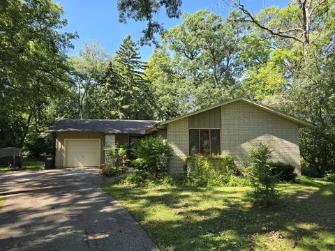 905 Hickory Rd, Woodstock, IL 60098