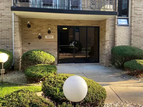 10117 S Cicero Ave #205, Oak Lawn, IL 60453