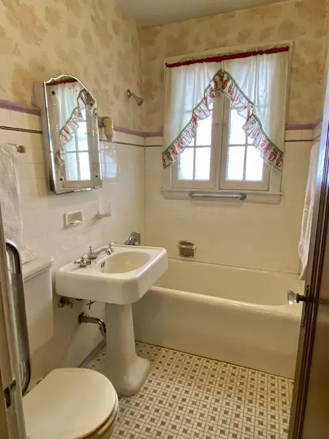 Bath - 556 Orchard Ct, Des Plaines, IL 60016 photo 1 of 1