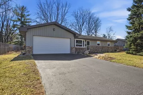 318 Dee Rd, North Aurora, IL 60542