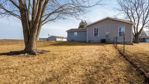 113 N 2nd St, Mclean, IL 61754 photo 2