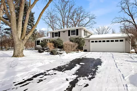8 E Rollins Rd, Round Lake Beach, IL 60073