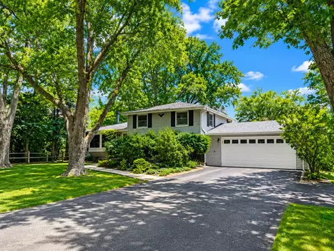 8 E Rollins Rd, Round Lake Beach, IL 60073
