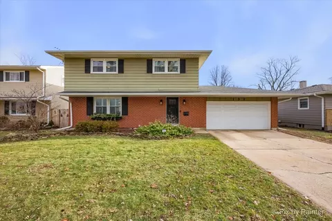 152 Walnut Dr, Saint Charles, IL 60174