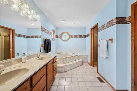 Bath - 1805 Brixham Ln, Johnsburg, IL 60051 photo 2 of 3