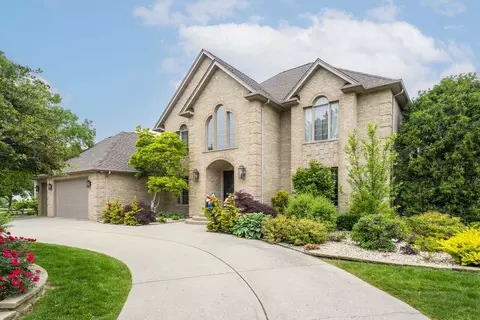 1614 Darien Club Dr, Darien, IL 60561