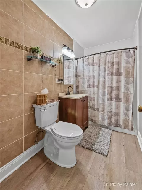 Bath - 1630 Henry Ave, Des Plaines, IL 60016 photo 1 of 1